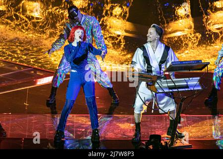 Dardust (Dario Faini) und Sophie treten im Halbfinale des Eurovision Song Contest 1. auf der Bühne auf. Turin (Italien) am 10.. Mai 2022. Foto von Marco Piovanotto/ABACAPRESS.COM Stockfoto