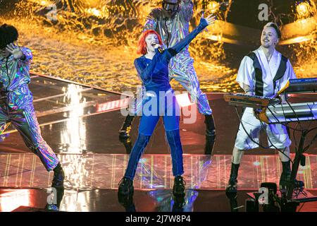 Dardust (Dario Faini) und Sophie treten im Halbfinale des Eurovision Song Contest 1. auf der Bühne auf. Turin (Italien) am 10.. Mai 2022. Foto von Marco Piovanotto/ABACAPRESS.COM Stockfoto