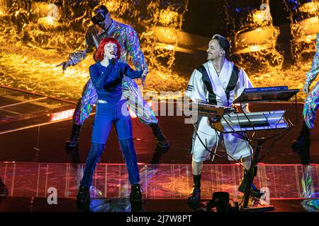 Dardust (Dario Faini) und Sophie treten im Halbfinale des Eurovision Song Contest 1. auf der Bühne auf. Turin (Italien) am 10.. Mai 2022. Foto von Marco Piovanotto/ABACAPRESS.COM Stockfoto