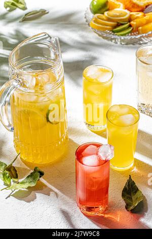 Frischer Saft. Sommercocktail, Vitamingetränke Stockfoto