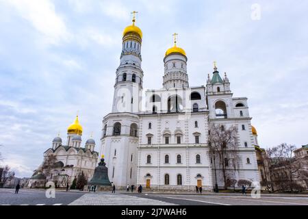 Moskau, Russland - 10. April 2022: In der Mauer des Kremls - Iwan der große Glockenturm in Moskau, Russland Stockfoto