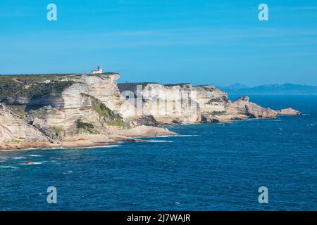 Fantastische Aussicht auf die Klippen in der Nähe der Altstadt von Bonifacio. Beliebtes Reiseziel des Mittelmeers und Korsika. Lage: Bonifacio, Korsika; Frankreich, E Stockfoto