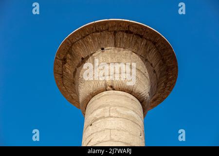 Verschiedene Säulen mit Hieroglyphen im Karnak Tempel. Karnak Tempel ist der größte Komplex im alten Ägypten. Stockfoto