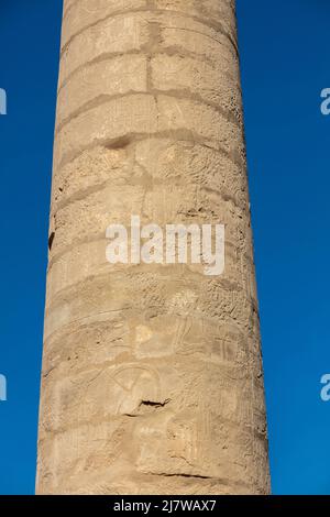 Verschiedene Säulen mit Hieroglyphen im Karnak Tempel. Karnak Tempel ist der größte Komplex im alten Ägypten. Stockfoto