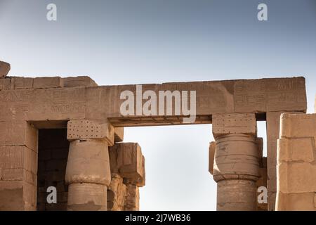 Verschiedene Säulen mit Hieroglyphen im Karnak Tempel. Karnak Tempel ist der größte Komplex im alten Ägypten. Stockfoto