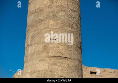 Verschiedene Säulen mit Hieroglyphen im Karnak Tempel. Karnak Tempel ist der größte Komplex im alten Ägypten. Stockfoto