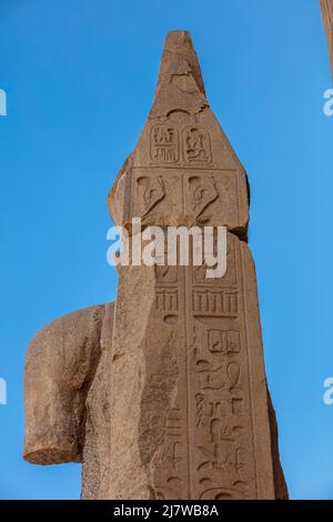 Verschiedene Säulen mit Hieroglyphen im Karnak Tempel. Karnak Tempel ist der größte Komplex im alten Ägypten. Stockfoto