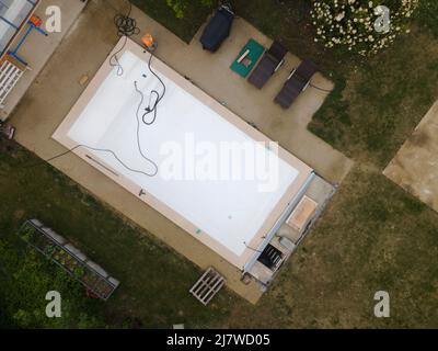 Drohnenflug über den Pool mitten im Grünen einfach weggelassen und gereinigt Stockfoto