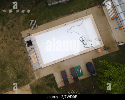 Drohnenflug über den Pool mitten im Grünen einfach weggelassen und gereinigt Stockfoto