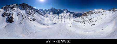 Luftpanorama der schneebedeckten Bergkette im Winter in den Europäischen Alpen Stockfoto