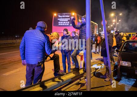 Simon Becker / Le Pictorium - Ukrainische Flüchtlinge an der polnischen Grenze - 5/3/2022 - Polen / Hrebene - Menschen warten auf Verwandte und Freunde Stockfoto