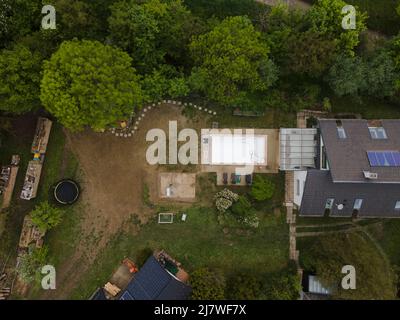 Drohnenflug über den Pool mitten im Grünen einfach weggelassen und gereinigt Stockfoto