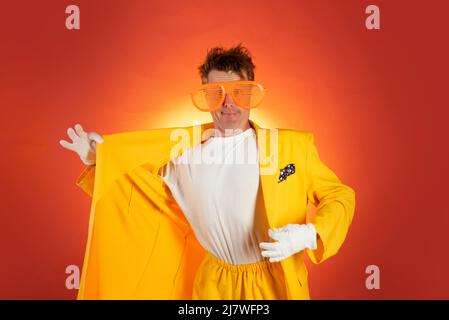 Clown Viel Spaß. Der April ist ein Narrentag. Lustiger Mann mit großen Gläsern. Stockfoto