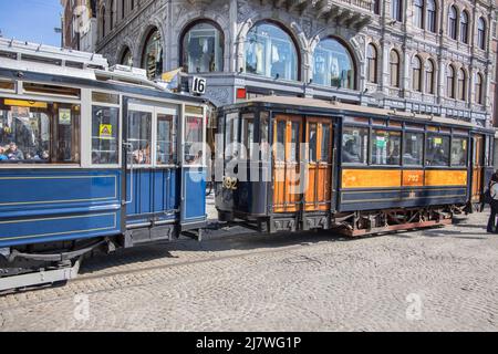 Alte Straßenbahnen auf dem Dam-Platz in der Innenstadt von amsterdam holland Stockfoto