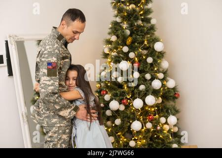 Militärmann und seine Tochter zu weihnachten Stockfoto