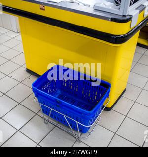 Michael Bunel / Le Pictorium - die Farben der Ukraine - 17/05/2014 - Ukraine / Donbass / slaviansk - Ein Supermarkt Kasse und ein Korb mit dem Stockfoto