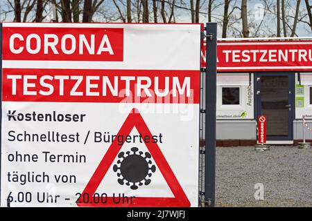 Info-Zeichen eines Corona-Testzentrums in Deutschland Stockfoto