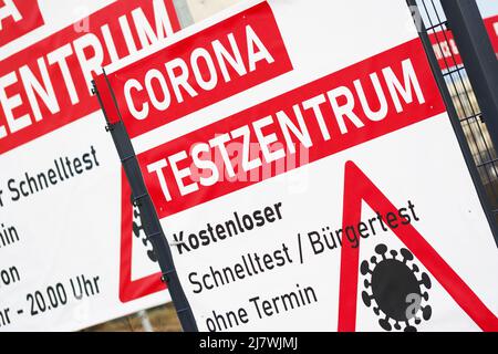 Info-Zeichen eines Corona-Testzentrums in Deutschland Stockfoto