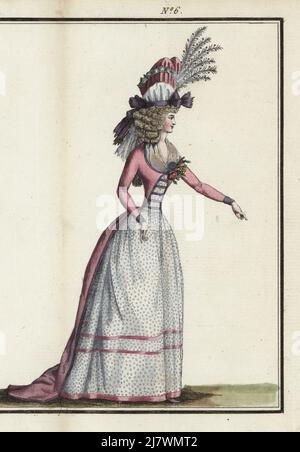 Modische Frau in plissierten Haube mit Girlande aus Blumen und Aigrette, Haare in Chignon und kleine Locken, Gaze Fichu, rosa Satin Robe, Gaze Stück und Leinen Petticoat mit violetten Bändern verziert, violette Hausschuhe. Handkolorierter Kupferstich von Jean-Antoine le Brun oder Lebrun-Tossas Journal de la Mode et du Gout, früher Cabinet des Modes, chez Buisson, Paris, und Joseph le Boffe, London, 3ME Cahier, 15. März 1790. Stockfoto