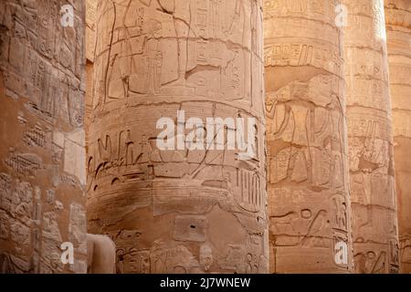 Verschiedene Säulen mit Hieroglyphen im Karnak Tempel. Karnak Tempel ist der größte Komplex im alten Ägypten. Stockfoto