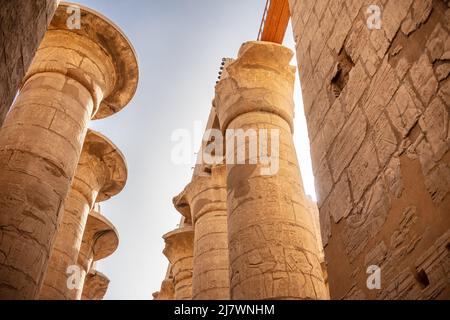 Verschiedene Säulen mit Hieroglyphen im Karnak Tempel. Karnak Tempel ist der größte Komplex im alten Ägypten. Stockfoto