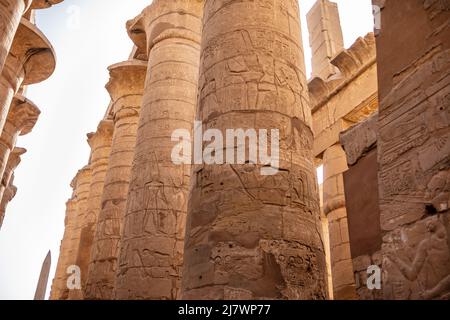 Verschiedene Säulen mit Hieroglyphen im Karnak Tempel. Karnak Tempel ist der größte Komplex im alten Ägypten. Stockfoto