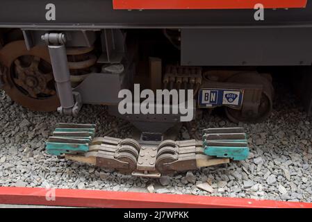 Elektrische Pickup-Einheit an der Gleisseite des AUTOMATISCHEN U-Bahn-Prototyps TAU-trein im Museum für öffentliche Verkehrsmittel in Wallonien, Lüttich, Belgien Stockfoto