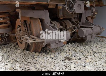 Räder und Bremsen des PROTOTYPEN DES AUTOMATISCHEN U-Bahnzuges TAU-trein im Museum für öffentliche Verkehrsmittel in Wallonien, Lüttich, Belgien Stockfoto