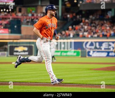 Der Houston Astros Center Fielder Chas McCormick (20) trifft während des MLB-Spiels zwischen dem Houston Ast einen 2-Lauf im unteren Teil des zweiten Innings Stockfoto