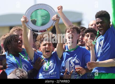 Duisburg, Deutschland. 08.. Mai 2022. firo: 05/08/2022 Fuvuball, Fußball, Jugend, Saison 2021/2022, U 17, U17 Deutsche Meisterschaft des B Juniors FC Schalke 04 - VfB Stuttgart Deutscher Meister, Meisterschaftspokal. Kredit: dpa/Alamy Live Nachrichten Stockfoto