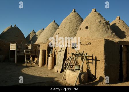 Ein uraltes Bienenhaus in Harran in der Türkei. Die Häuser bestehen aus Lehm und Lehmziegeln und sind so konzipiert, dass sie im Sommer die Hitze im Inneren reduzieren. Stockfoto