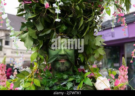 Glastonbury, Somerset, Großbritannien. 1. Mai 2022. Ein Mann in einem spektakulären Green man Kostüm nimmt an den Beltane Feiern in Glastonbury Teil. Stockfoto