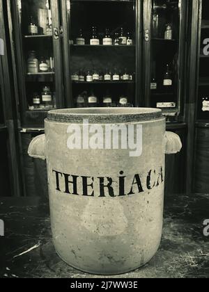 Theriakaler Giftbehälter in einer alten Apotheke Stockfoto