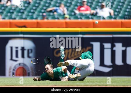 DETROIT, MI – 10. MAI: Oakland Athletics ließ Fielder Chad Pinder (10) und Shortstop Elvis Andrus (17) zusammenstoßen, als sie am 10. Mai 2022 in Detroit, Michigan, einen Fliegenball gegen die Detroit Tigers fangen wollten. (Joe Robbins/Image of Sport) Stockfoto