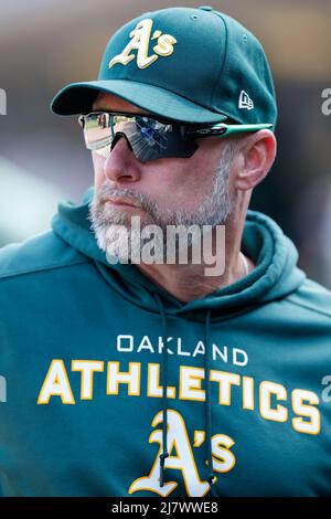 DETROIT, MI – 10. MAI: Oakland Athletics-Manager Mark Kotsay (7) trifft am 10. Mai 2022 im Comerica Park in Detroit, Michigan, gegen die Detroit Tigers. (Joe Robbins/Image of Sport) Stockfoto