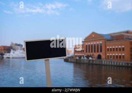 Leere Mockup-Vorlage Blackboard-Label gegen das polnische Baltikum F. Chopin Philharmonic in Danzig ist eine Konzerthalle auf der Insel Olowianka auf der Mot Stockfoto