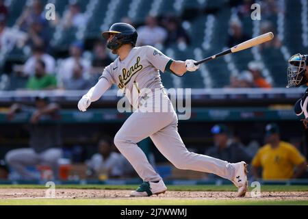 DETROIT, MI - 10. MAI: Oakland Athletics Shortstop Kevin Smith (1) fährt im vierten Inning gegen die Detroit Tigers im Comerica Park am 10. Mai 2022 in Detroit, Michigan. (Joe Robbins/Image of Sport) Stockfoto