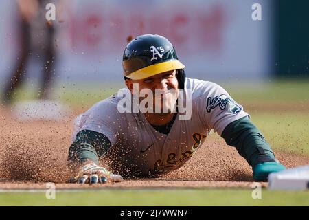 DETROIT, MI – 10. MAI: Oakland Athletics Right Fielder Ramon Laureano (22) taucht am 10. Mai 2022 in Detroit, Michigan, sicher in die dritte Basis gegen die Detroit Tigers im Comerica Park ein. (Joe Robbins/Image of Sport) Stockfoto