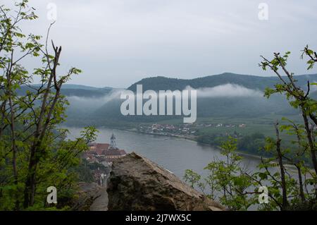 Die abwechslungsreiche Route über den Vogelbergsteig zur historischen Burgruine Dürnstein gehört zu den schönsten Wanderrouten der Wachau. Stockfoto