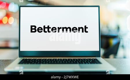 POZNAN, POL - OCT 13, 2021: Laptop-Computer mit Logo von betterment, einem amerikanischen Finanzberatungsunternehmen, das Robo-Beratung und cas bereitstellt Stockfoto