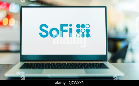 POZNAN, POL - OCT 13, 2021: Laptop-Computer mit Logo von Social Finance, Inc., einem amerikanischen Online-Finanzunternehmen Stockfoto