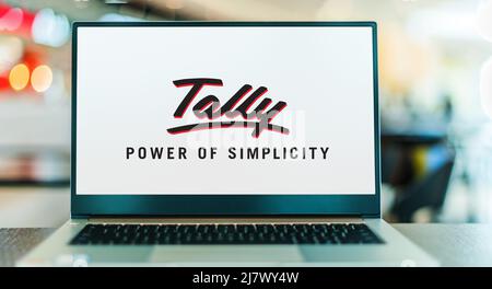 POZNAN, POL - 8. DEZ 2021: Laptop-Computer mit Logo von Tally Solutions, einem indischen multinationalen Technologieunternehmen, das Enterprise RE Stockfoto