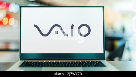 POZNAN, POL – 05. FEBRUAR 2022: Laptop-Computer mit Logo von VAIO, einer Marke für PCs und Unterhaltungselektronik, die derzeit von Ja entwickelt wurde Stockfoto