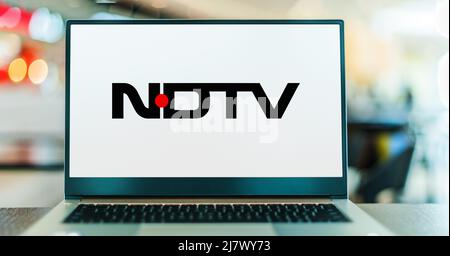 POZNAN, POL - 05. FEB 2022: Laptop-Computer mit Logo von New Delhi Television Ltd, einem indischen Nachrichtenmedienunternehmen, das sich auf Broadcast und Digita konzentriert Stockfoto
