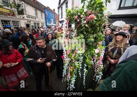 Glastonbury, Somerset, Großbritannien. 1. Mai 2022. Beltane Feiern in Glastonbury sind eine moderne Interpretation des alten keltischen heidnischen Fruchtbarkeitsritus Stockfoto
