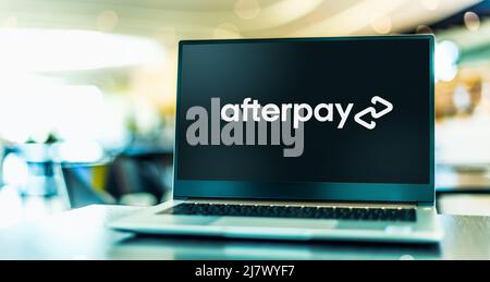 POZNAN, POL - OCT 22, 2021: Laptop-Computer mit Logo von Afterpay Limited, einem australischen Finanztechnologieunternehmen Stockfoto