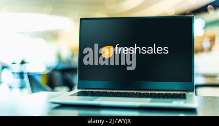 POZNAN, POL - OCT 22, 2021: Laptop-Computer mit Logo von Freshsales, einer Software von Freshworks Stockfoto