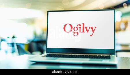 POZNAN, POL - 20. NOV 2021: Laptop-Computer mit Logo von Ogilvy, einem britischen Werbe-, Marketing- und PR-agen mit Sitz in New York City Stockfoto