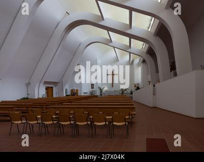 Kirche in Riola von Alvar Aalto. Ein schönes Beispiel für internationalen Stil - gut an die Umgebung angepasst und ein helles und ruhiges Interieur. Stockfoto