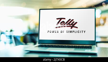POZNAN, POL - 8. DEZ 2021: Laptop-Computer mit Logo von Tally Solutions, einem indischen multinationalen Technologieunternehmen, das Enterprise RE Stockfoto